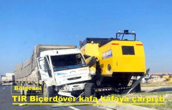 TIR Biçerdöver kafa kafaya çarpıştı