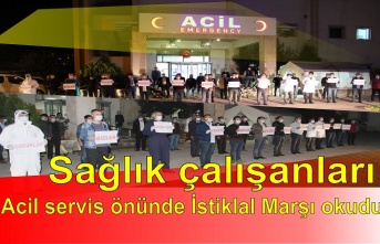 Sağlık çalışanları acil servis önünde İstiklal Marşı okudu