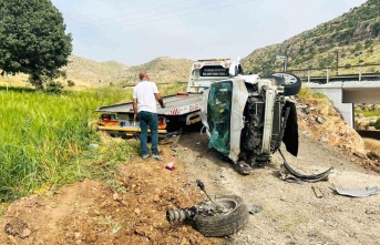 Hafif ticari araç kaza yaptı 2 kişi yaralandı