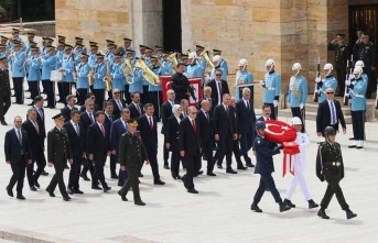 Erdoğan yeni kabineyle birlikte anıtkabiri ziyaret etti