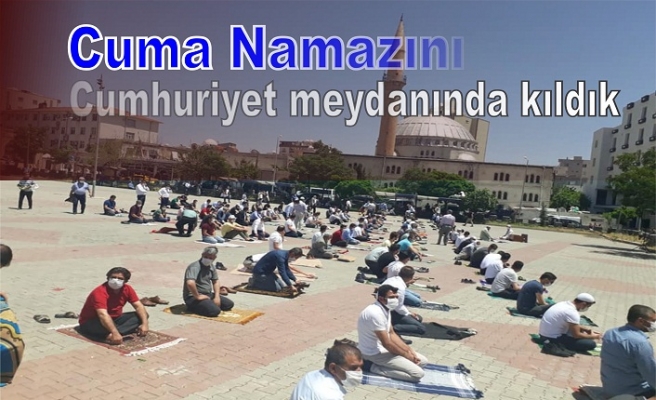 Cumhuriyet meydanında Cuma namazını kıldık