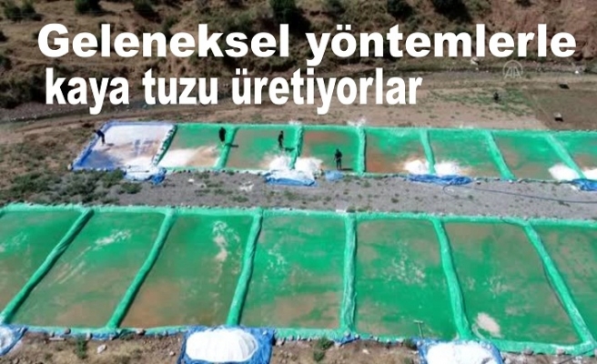 Geleneksel yöntemlerle kaya tuzu üretiyorlar