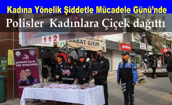 Kadına Yönelik Şiddetle Mücadele Günü’nde polisten kadınlara çiçek