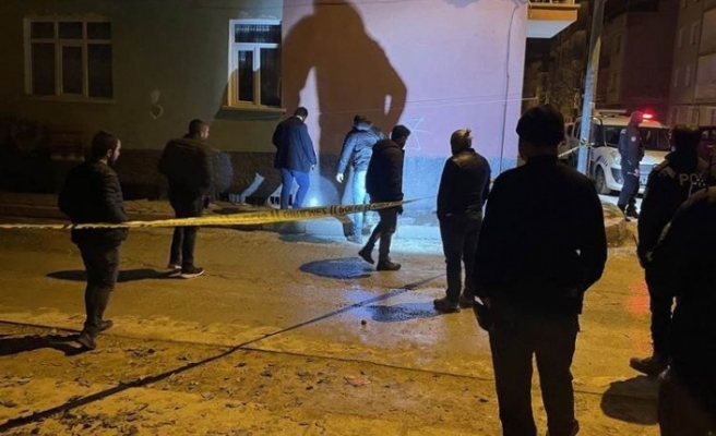 18 yaşındaki genç evinin önünde silahlı saldırıya
