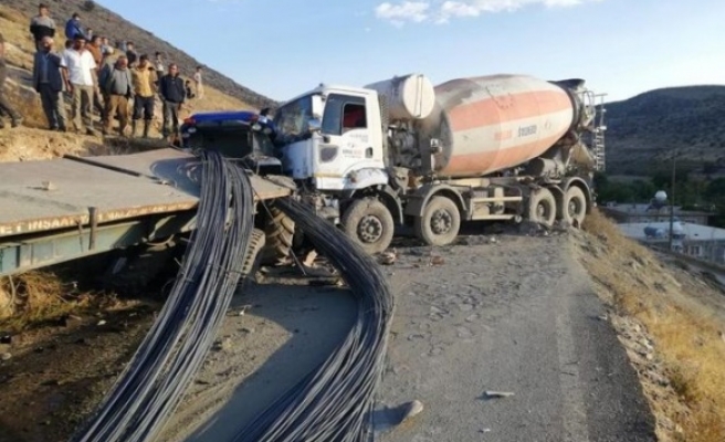 Beton mikseriyle traktörün çarpıştığı kazada 2'si ağır 3 kişi yaralandı