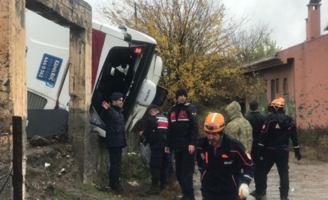 Otobüs devrildi: 20 yaralı