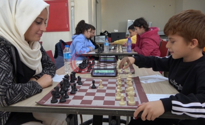 Satranç turnuvasında anne oğluna rakip oldu