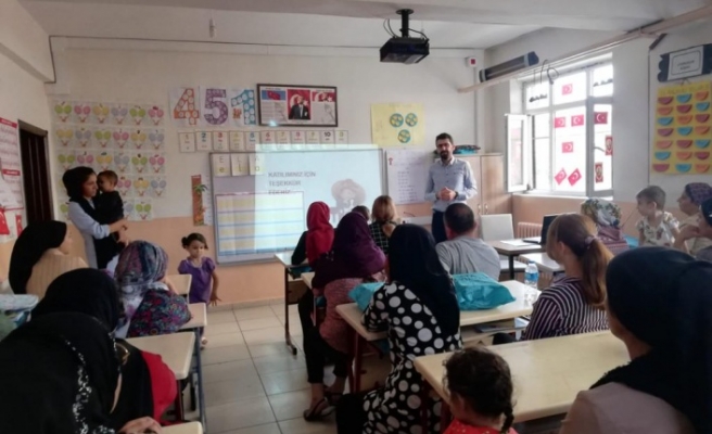 Anneleri ile aynı çatı altında eğitim alıyorlar