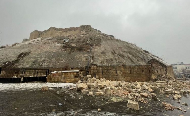 Depremde tarihi Antep Kalesi yıkıldı