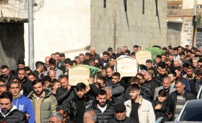 Sönmez ailesi Cizre'de yanyana definedildi