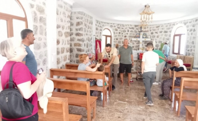 Köye geri dönüş yaparak kiliseyi yeniden inşaa ettiler