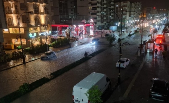 Cizre'de caddeler göle döndü