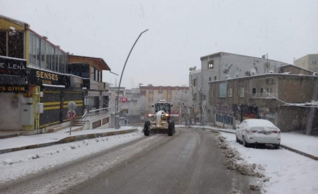 Şırnak'ta yoğun kar yağışı araçlar mahsur kaldı