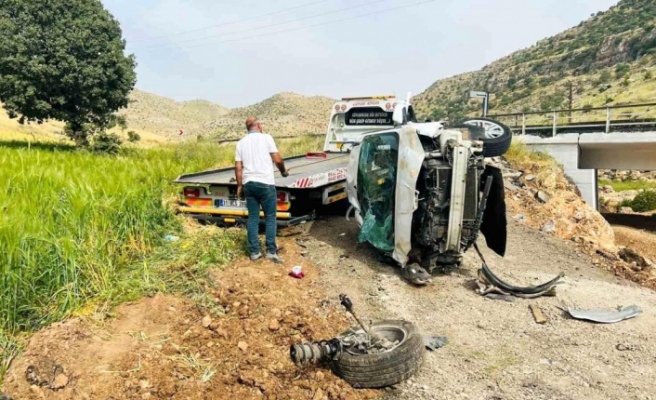 Hafif ticari araç kaza yaptı 2 kişi yaralandı