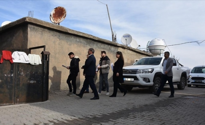 Kamu görevlileri Şırnak'ta Aileleri ziyaret ederek sorunları çözüyor
