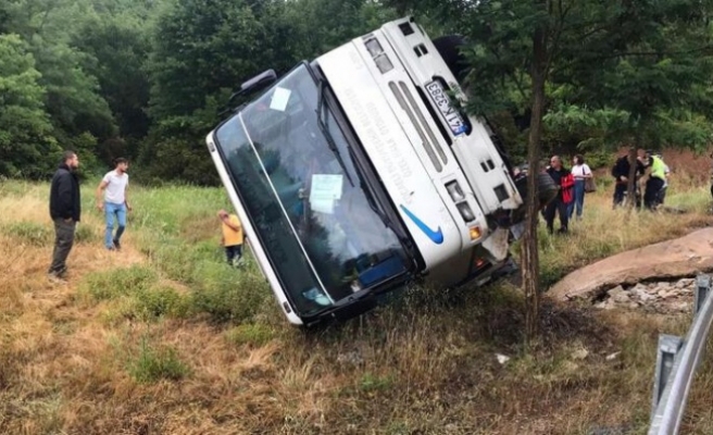 Otobüs şarampola devrildi 2 kişi yaralandı