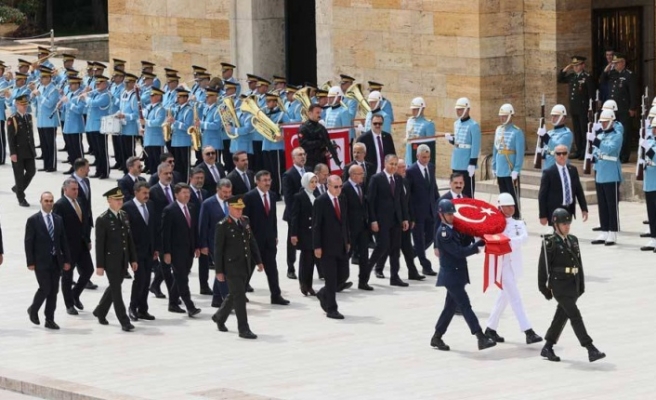 Erdoğan yeni kabineyle birlikte anıtkabiri ziyaret etti