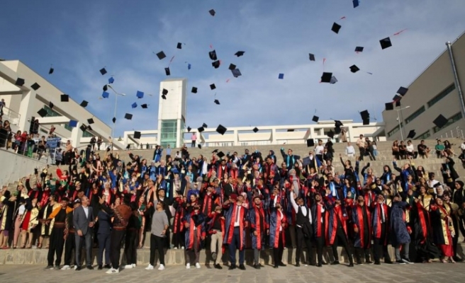 Şırnak Üniversitesi kepleri havaya fırlattı