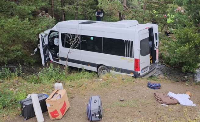 Minibüs kazasında 4 kişi hayatını kaybetti 10 kişi yaralandı