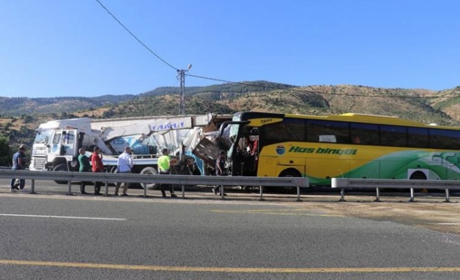 TIR Otobüs çarpıştı :1 ölü 34 yaralı