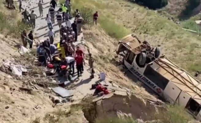 Yolcu Otobüsü Kaza geçirdi: 7 ölü 22 yaralı