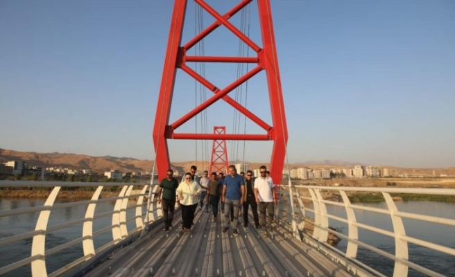 Kaymakam yapımı devam eden Cizre Asma köprüyü inceledi