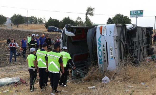 Yolcu otobüsü devrildi 6 ölü 35 yaralı