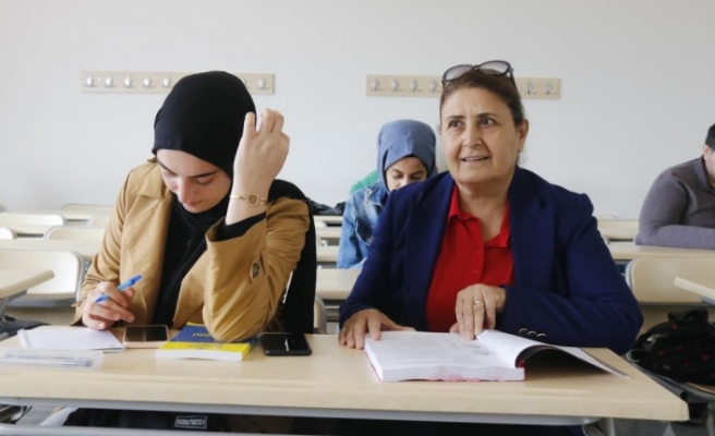 60 yaşında üniversiteli oldu
