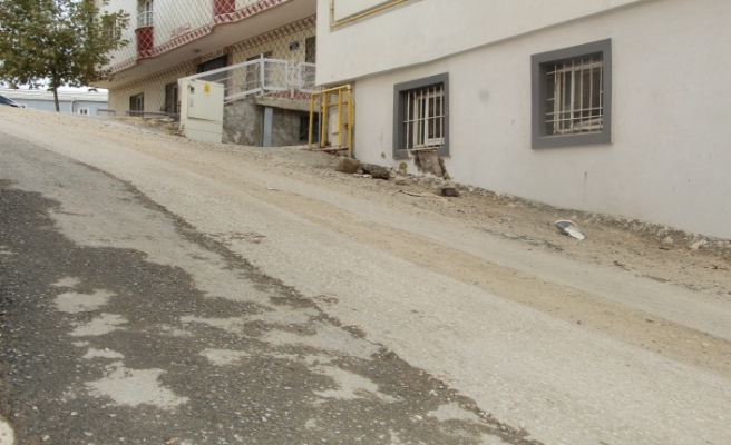 Akmercan Doğalgaz firması yolları onarmadan bırakıyor