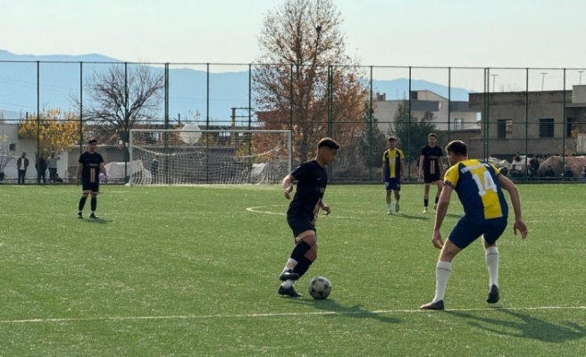 Kumçatı maçında hakem ve futbolculara saldırı