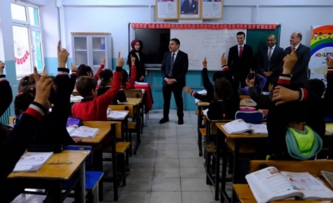 Vali Atalay Uludere'de ki okulları gezdi
