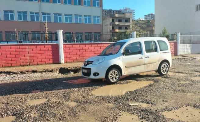 Cizre'de yollar köstebek yuvasına döndü