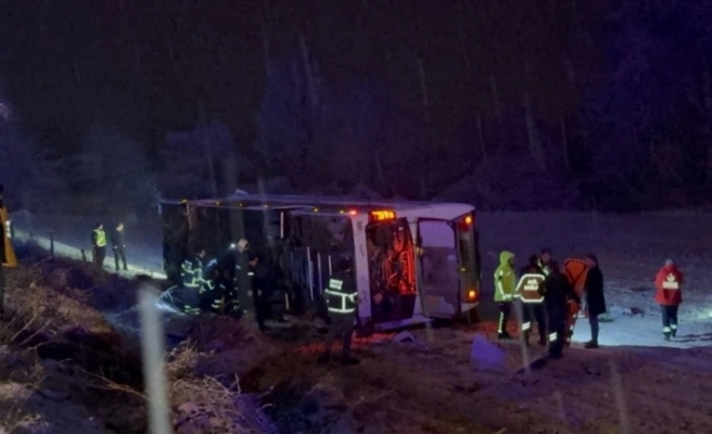 Yolcu otobüsü devrildi 6 ölü 33 yaralı