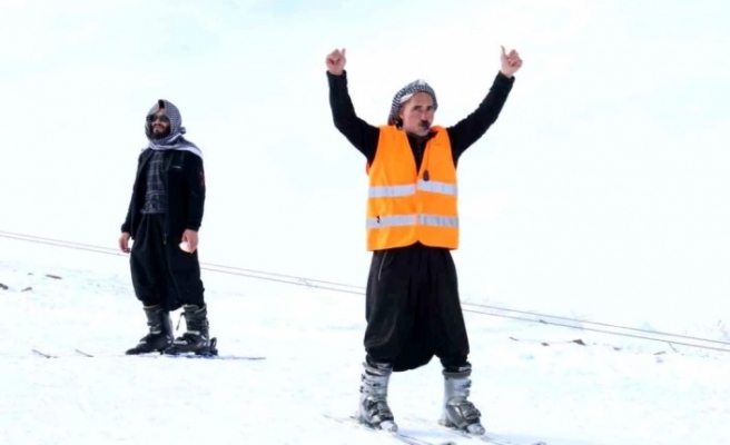 Karacadağ kayak merkezinde yöresel kıyafetlerle kayak keyfi