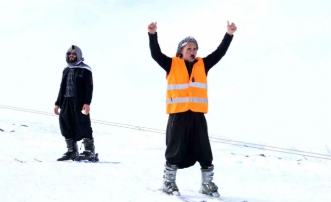Karacadağ kayak merkezinde yöresel kıyafetlerle kayak keyfi