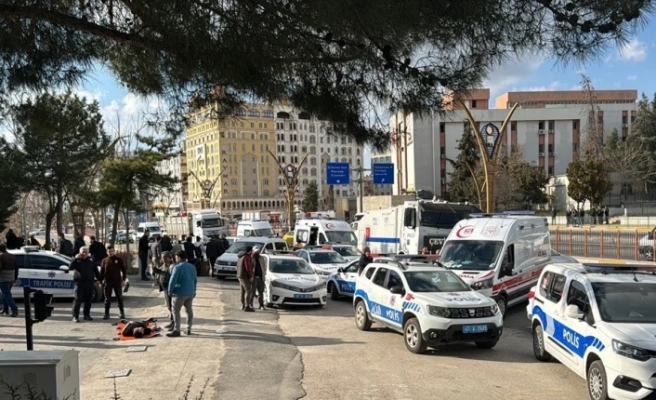 Adliye önünde çıkan silahlı kavga'da 1 polis 5 kişi yaralandı