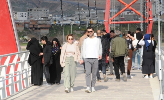 Ebu-iz El Cezeri Köprüsüne ziyaretçi akını