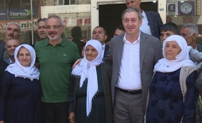 DEM Partili 27 Belediye Kayum atanacak