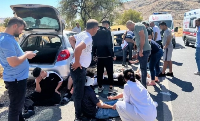 İki otomobilin çarpışması sonucu 11 kişi yaralandı