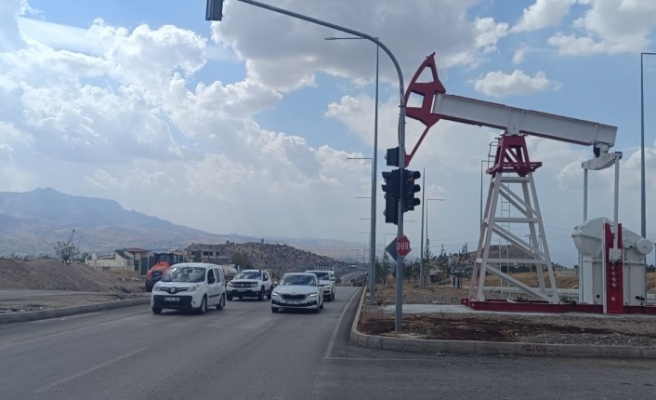 Şırnak'ta petrol anıtı dikildi