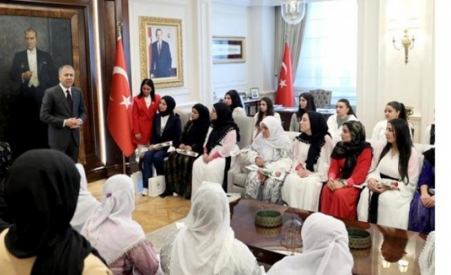Bakan Yerlikaya Şırnak'lı kadınlarla bir araya geldi