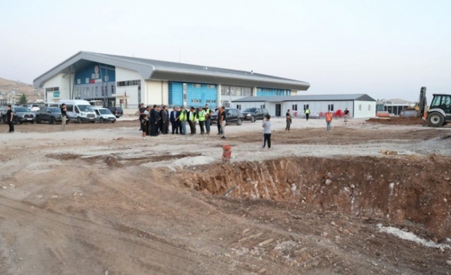 Vali Ekici Cizre'de 75 yataklı hastane inşaatında incelemede bulundu