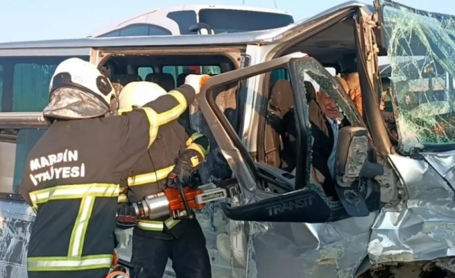 Otobüs Minibüs çarpıştı 2 kişi yaralandı