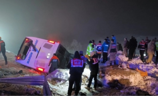 Yolcu otobüsü devrildi 4 ölü 34 yaralı