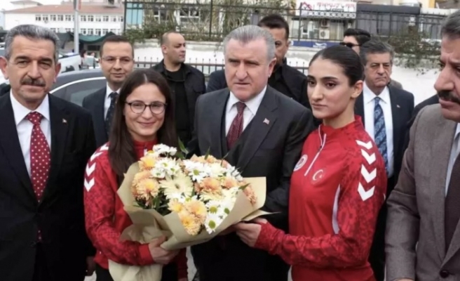 Bakan Bak Şırnak’ta Genç Sporcularla Basket oynadı