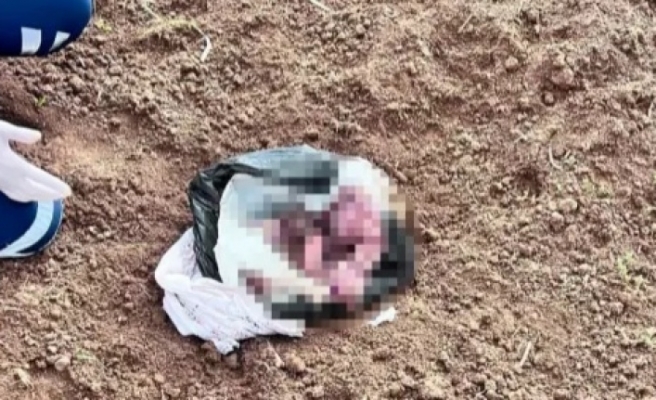 Bebeğini iple boğmuş poşetin içne koyup atmış