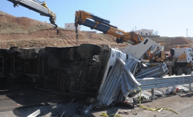 Freni boşalan TIR'da 1 kişi hayatını kaybetti