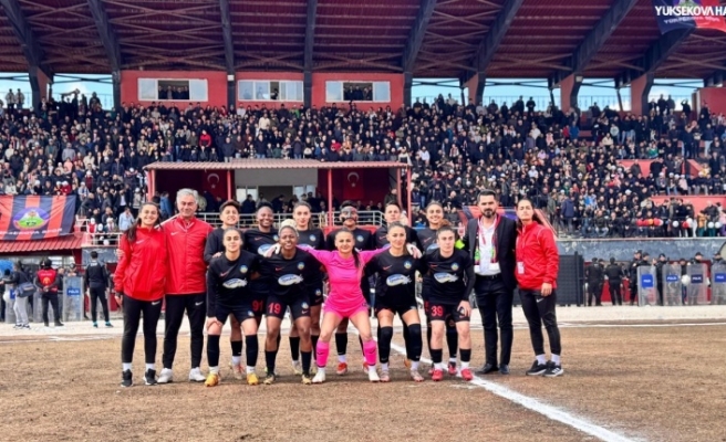 Yüksekovaspor Kadın Futbol takımı süper lige yükseldi