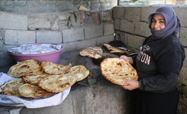 Tandır Ekmeği satarak geçimini sağlıyor