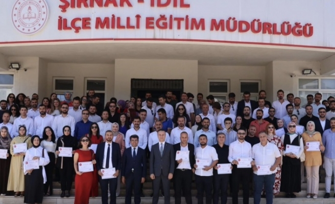 Öğretmenlere başarı belgesi takdimi